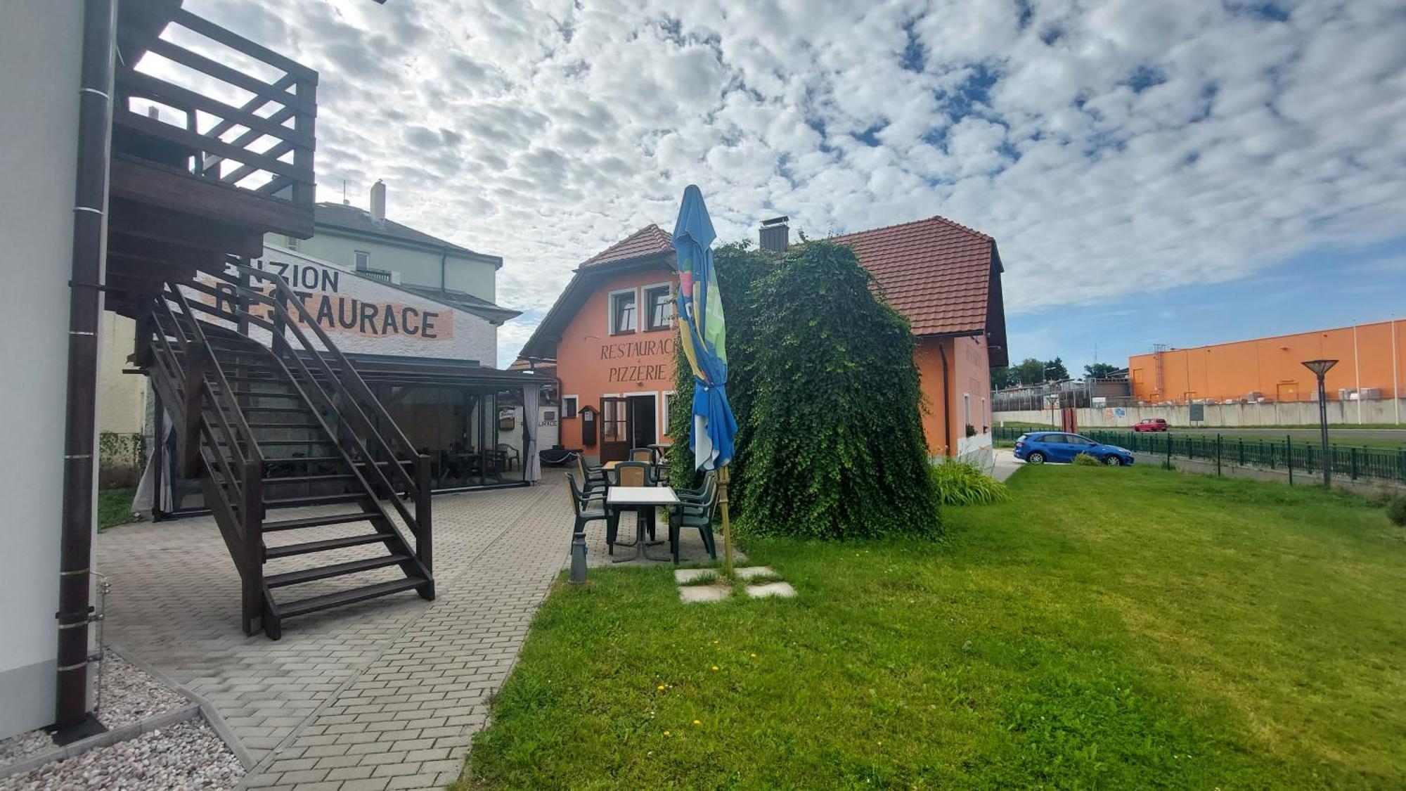 Penzion A Restaurace U Strnada Klatovy Extérieur photo